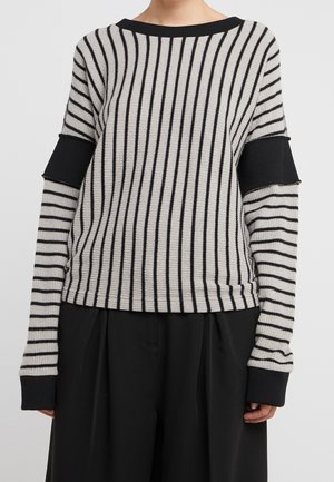 Pull gris et noir à rayures avec une coupe décontractée, doté de poignets côtelés et d'un col plat. Texture douce, design décontracté.