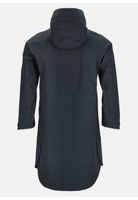 Mörkblå vattentät jacka med huva, långa ärmar och sidofickor. Slät textur, minimalistisk design utan synlig hårdvara.