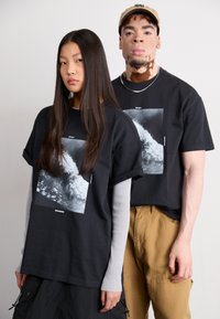 Salomon ALL THAT RIDEZ TEE UNISEX - Μπλουζάκι με στάμπα - deep black