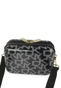 Bolsa negra con cremallera, con un patrón de logo blanco repetido, forma rectangular, acabado brillante, herrajes en tono dorado y correa ajustable.