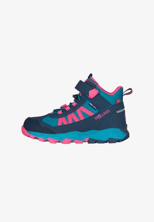 Scarpe da trekking blu e rosa con design alto, materiali in mesh e sintetici, cinturino di sicurezza e suola con texture per una buona aderenza.