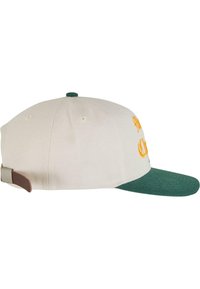 Căciulă crem cu vizor verde, având text galben brodat în partea din față. Curea din piele maro cu cataramă metalică la spate.