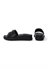 Sorte sandle i slide-stil med en tekstureret gummisål, der har et glat læderrem og et guldfarvet hardware-accent på forsiden.