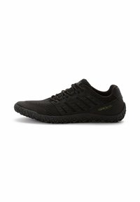 Chaussure de sport noire avec un dessus en maille texturée, des lacets fins et une semelle extérieure en caoutchouc à motifs géométriques. Présente un logo discret sur le côté.
