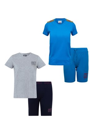To sæt afslappet tøj: en grå T-shirt med mørke shorts, en blå T-shirt med matchende blå shorts, begge mærket med CR7-logoer.