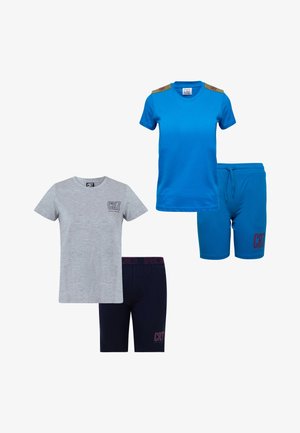 Zwei Sets lässiger Outfits: ein graues T-Shirt mit dunklen Shorts, ein blaues T-Shirt mit passenden blauen Shorts, beide mit CR7-Logos versehen.
