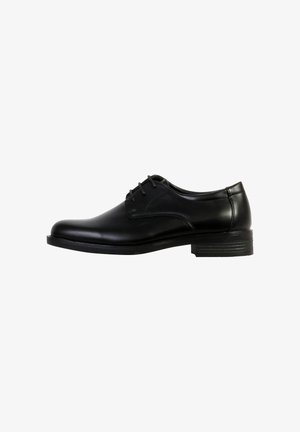 Zwarte leren formele veterboot met lage gestapelde hak, ronde neus en gladde afwerking, weergegeven in zijprofiel van rechts tegen een witte achtergrond.