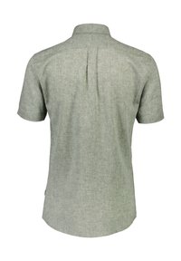 Koszula z krótkim rękawem w jasnorozowym, teksturowanym materiale, z klasycznym kołnierzykiem, plisą na plecach i zaokrąglonym dołem. Brak widocznych logo lub wzorów.