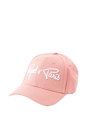 Casquette de baseball rose avec texte brodé blanc « Project x Paris » sur le panneau avant, avec une visière courbée et des trous de ventilation cousus.