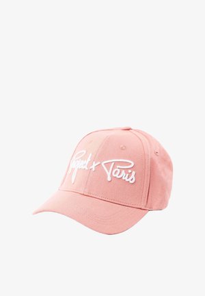 Roze baseballpet met witte geborduurde tekst "Project x Paris" op het voorpaneel, met een gebogen klep en doorgestikte ventilatiegaatjes.