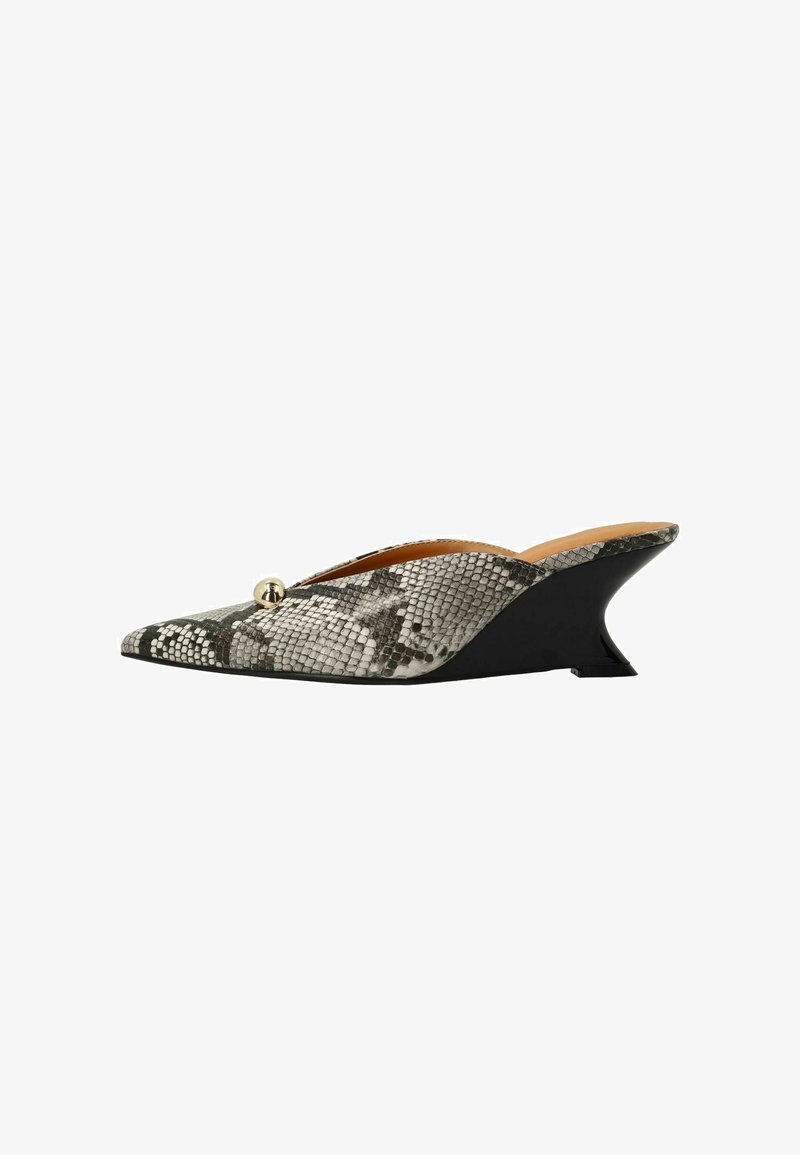 Schwarz- und graufarbenes, spitz zulaufendes Wedge-Mule mit Schlangenlederdruck. Mit einer glatten oberen Fläche, offener Rückseite und einem goldenen Hardware-Akzent auf dem Blatt.