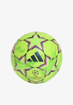 Ballon de football Adidas vert vif avec des étoiles soulignées de rose et le logo de l'UEFA Champions League sur fond blanc.