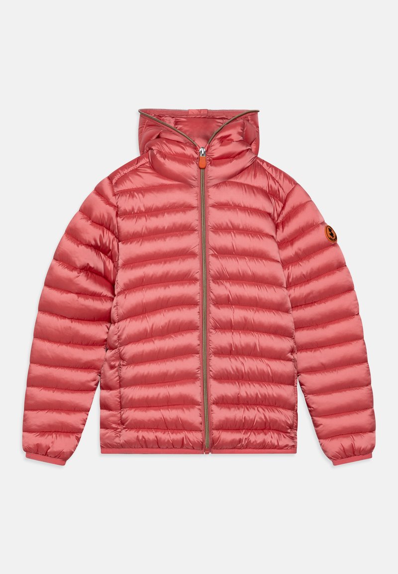 Veste matelassée de couleur corail clair, avec capuche, fermeture éclair et poignets élastiques. Présente des coutures horizontales et un patch logo sur la manche.