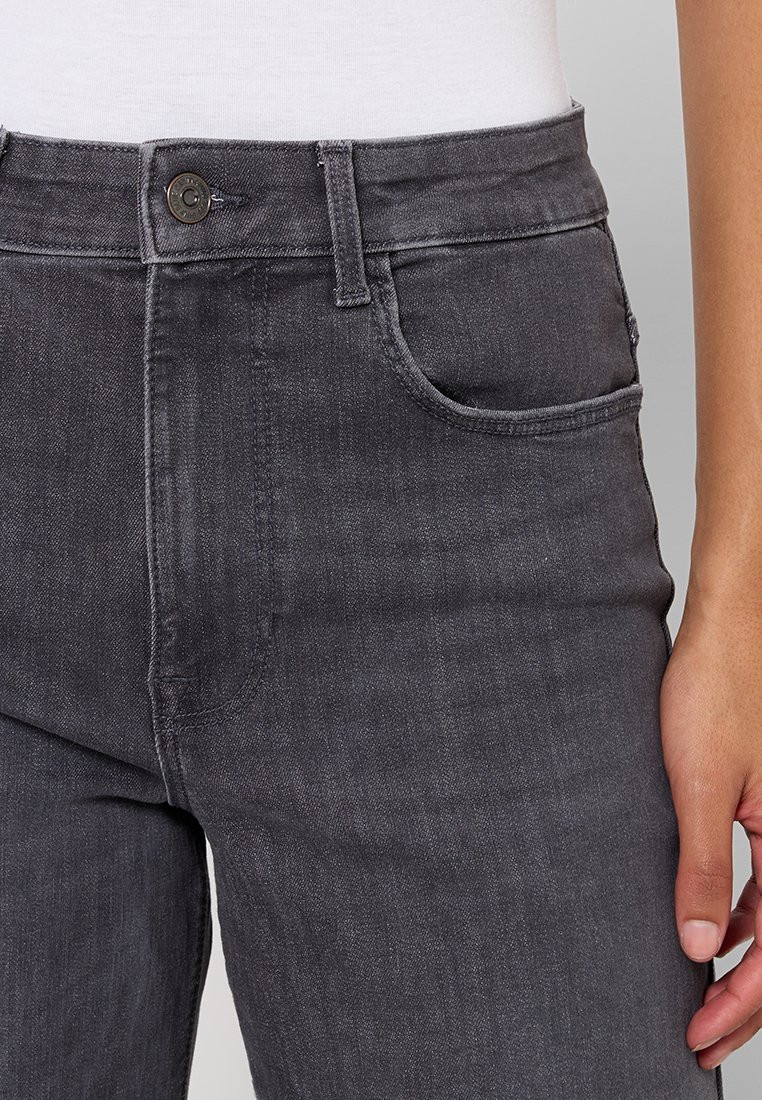 Jeans in denim grigio scuro con vestibilità slim, dotati di tasca frontale, chiusura con bottone in metallo e una leggera texture scolorita.