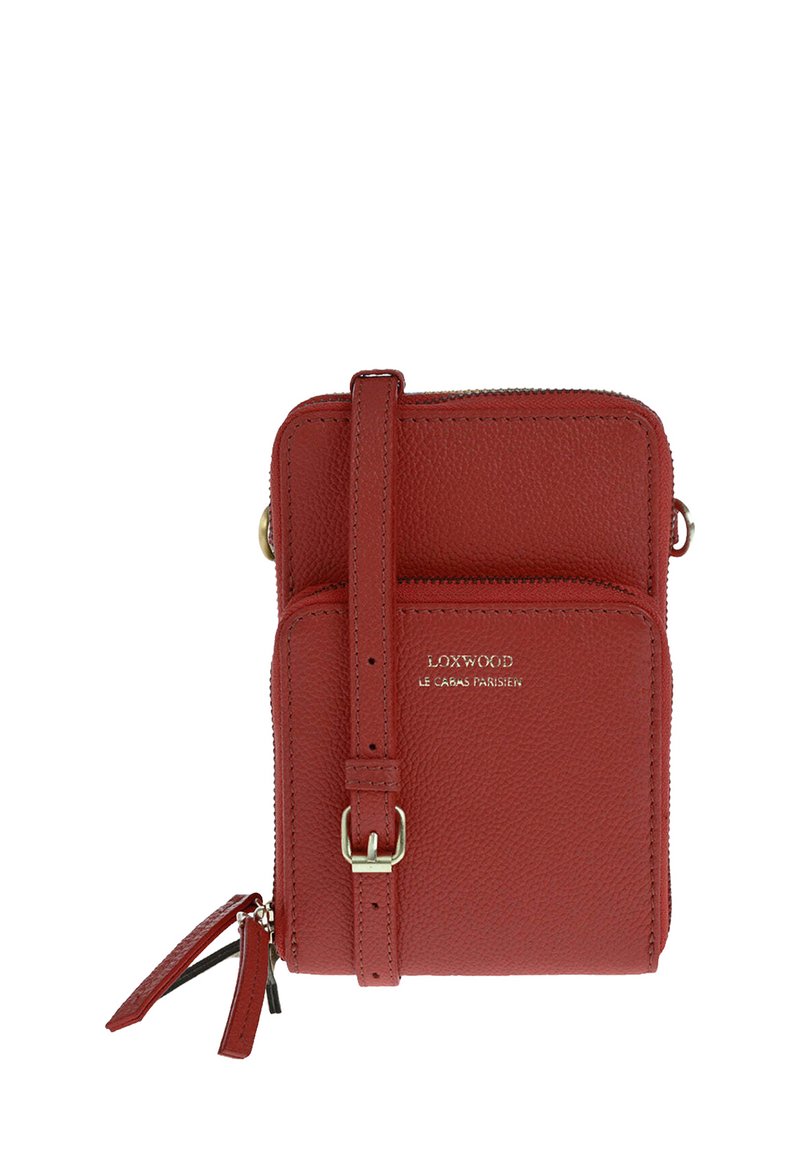 Sac bandoulière en cuir rouge avec une finition texturée, doté de deux compartiments zippés, d'une bandoulière réglable et d'accents en métal doré.