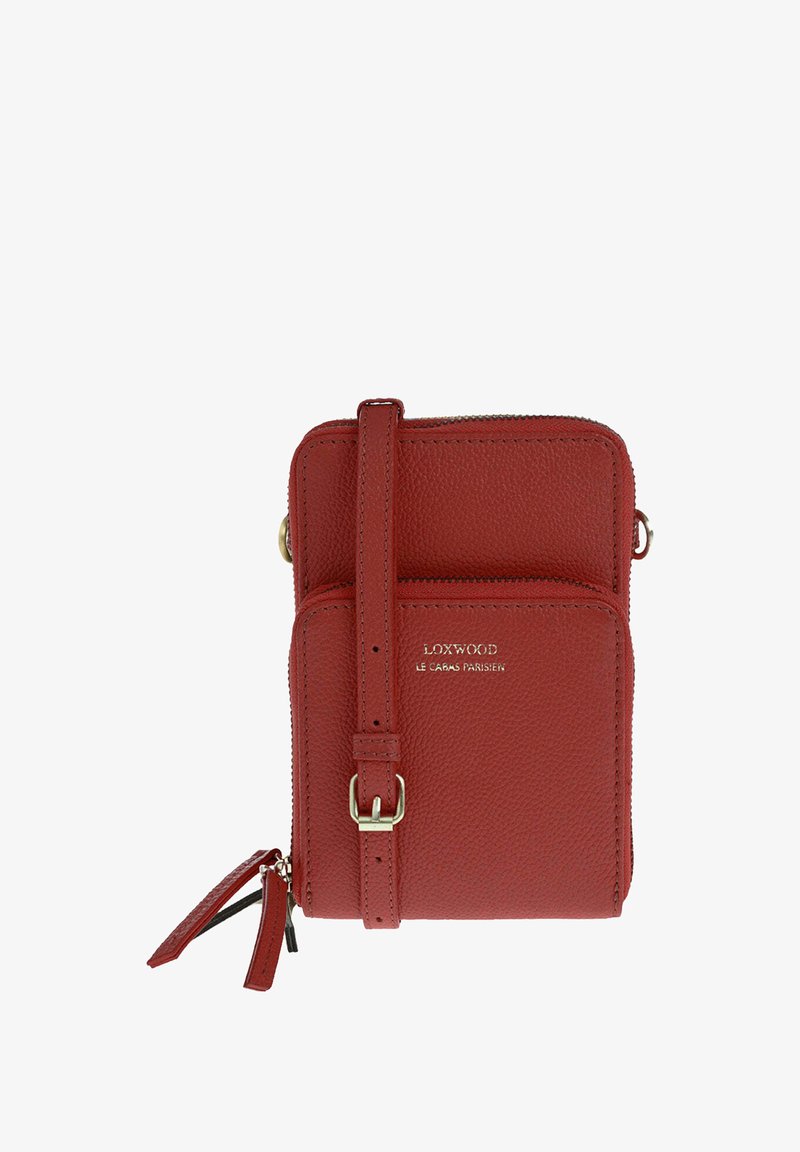 Sac bandoulière en cuir rouge avec une finition texturée, doté de deux compartiments zippés, d'une bandoulière réglable et d'accents en métal doré.