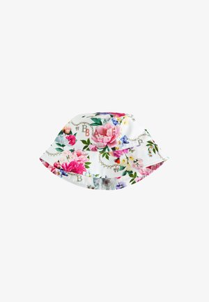 Hvid bøllehat med farverigt blomsterprint og mønster med guldkæde, med ordet "BAKER" i lyserøde bogstaver på fronten.
