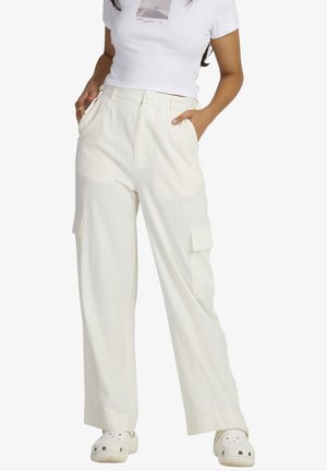 White, wide-leg cargo pants with front and side pockets. Made from a lightweight material with a smooth texture. Casual fit.