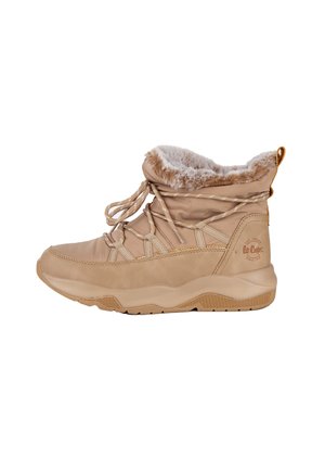 Botte d'hiver beige avec un dessus matelassé, un col en fausse fourrure et un bout arrondi. Caractéristiques comprenant des lacets contrastés et une semelle en caoutchouc texturé.