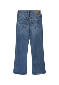 Džínsy z denimu s modrým praním, s rozšírením nohavíc a dvoma zadnými vreckami. Obsahujú textúrovaný pás s hnedým koženým akcentom.