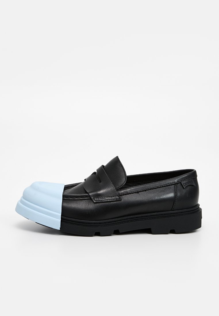 Mocassino in pelle nera con punta in gomma blu, caratterizzato da un dettaglio con fascetta cucita e una suola nera testurizzata. Design moderno e distintivo.