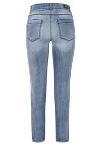 Vaqueros de mezclilla azul claro con un corte ajustado, que presentan bolsillos traseros, un sutil desgaste y un diseño de pierna recta. Estilo clásico de cinco bolsillos.