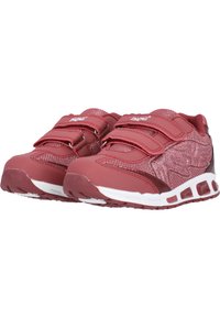 Baskets de sport rouges avec un dessus en synthétique lisse, mettant en avant des accents en mesh et deux bandes Velcro. Semelle texturée avec des accents blancs.