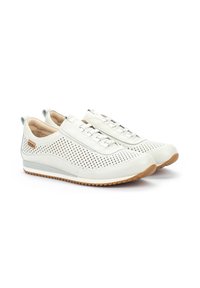 Sneaker perforate bianche con finitura in pelle liscia, suola in gomma e allacciatura frontale. Presenta una linguetta grigia sul tallone per un facile utilizzo.
