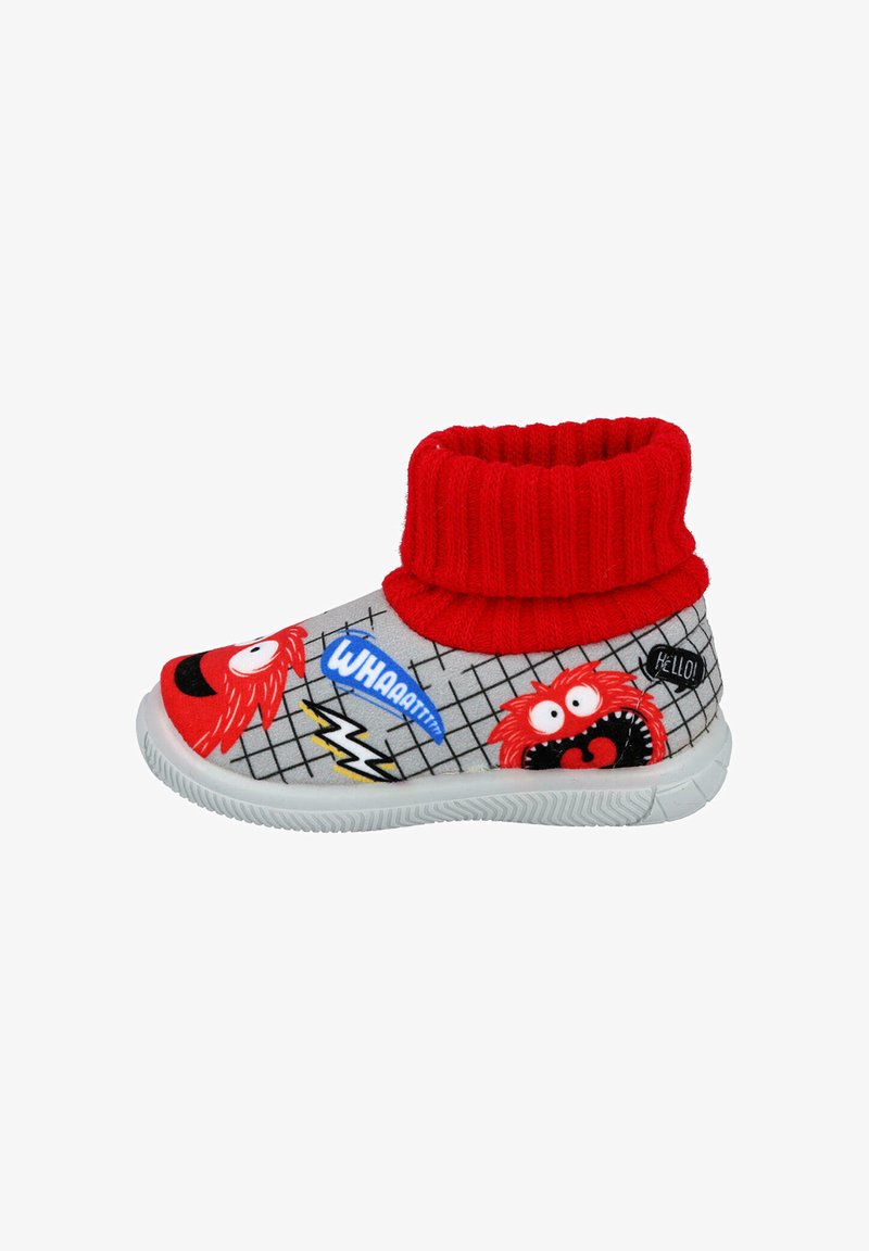 Bota de tela gris con un puño de punto rojo, adornada con diseños de monstruos de dibujos animados, gráficos de texto y una suela de goma con dibujo texturizado.