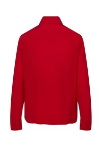 Chemise rouge à manches longues vue de dos avec poignets boutonnés et col standard sur fond blanc.
