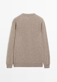 Maglione beige a maniche lunghe con scollo rotondo, con polsini e orlo a coste, mostrato da dietro su uno sfondo bianco.