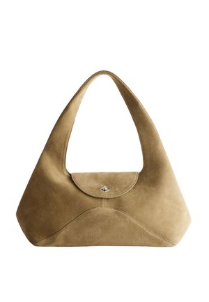 Bolso de ante suave de color marrón claro con un asa ancha y redondeada y una solapa frontal asegurada con un pequeño cierre de giro plateado.