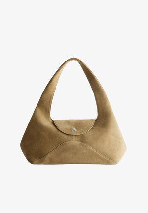 Bolso de ante suave de color marrón claro con un asa ancha y redondeada y una solapa frontal asegurada con un pequeño cierre de giro plateado.