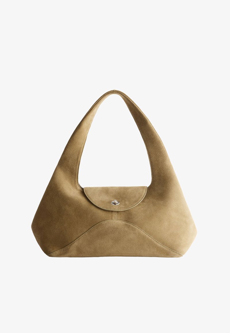 Sac à main en daim tan doux avec une poignée large et arrondie ainsi qu'un rabat avant sécurisé par un petit fermoir tournant argenté.