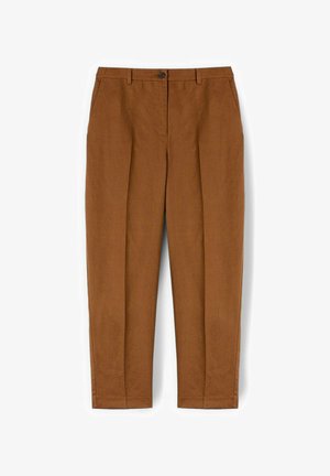 Heren bruine broek met rechte pijpen, voorplooien, riemlussen, zijzakken en een enkele knoopsluiting bij de taille.