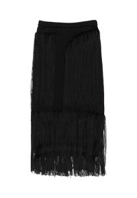 Czarna dzianinowa spódnica z długimi frędzlami wzdłuż dołu, teksturowanym paskiem w talii i prostą sylwetką, podkreślająca kontrastujący detal z frędzlami.