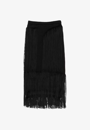 Falda de punto negra con largas flecos en el dobladillo, cinturilla texturizada y silueta recta, resaltando el detalle contrastante de los flecos.
