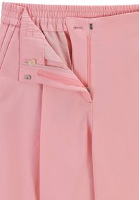 Svetle růžové kalhoty s elastickým pasem, zapínáním na zip a knoflík a bočními kapsami. Měkká, hladká tkanina s mírným leskem.