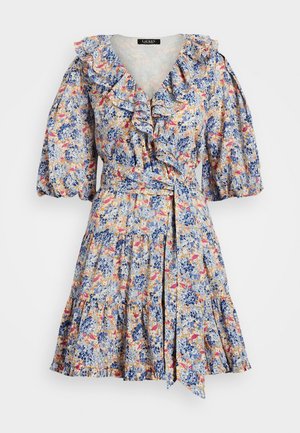 Gebloemde wikkeljurk met gerimpelde V-hals, pofkorte mouwen, gelaagde rok en bijpassende stoffen ceintuur in blauw, roze en beige tinten.