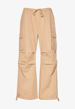 Pantalon cargo beige à jambes larges avec taille à cordon, poches à rabat sur les côtés et liens ajustables aux ourlets.