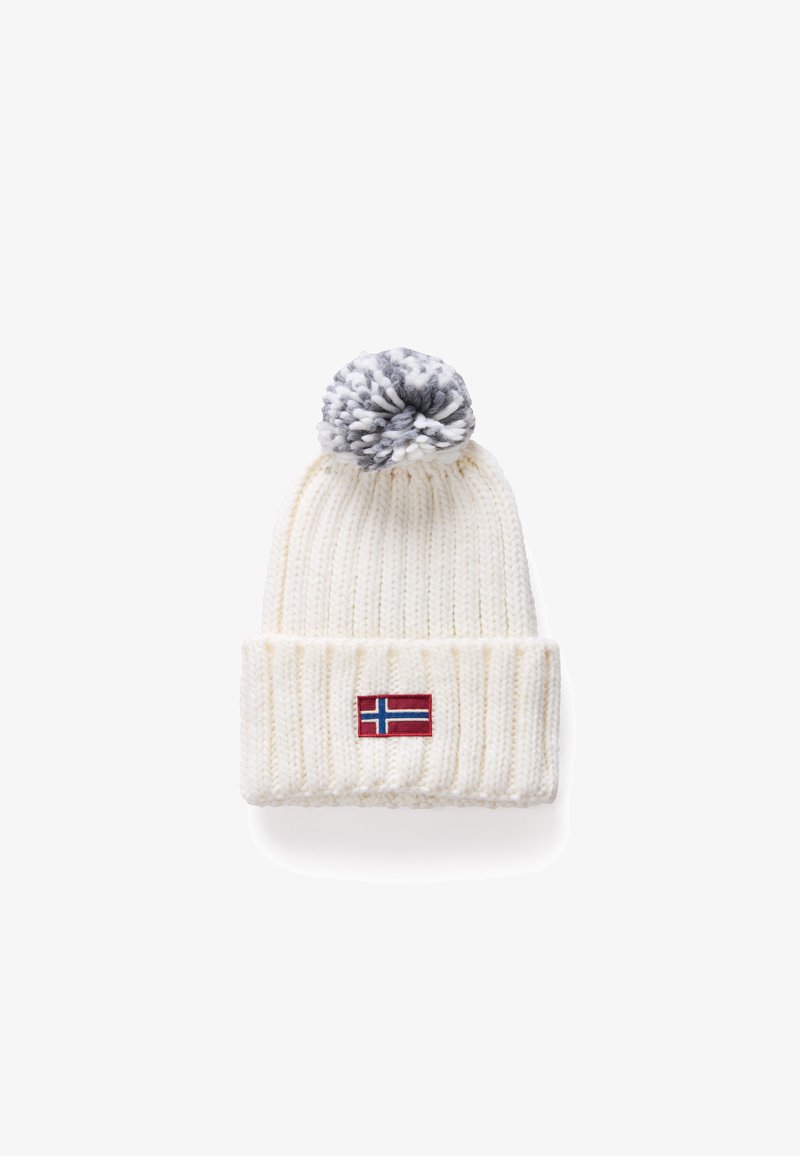 Cappellino invernale bianco lavorato a maglia con pon pon grigio e bianco e una toppa cucita con la bandiera norvegese sul risvolto anteriore.