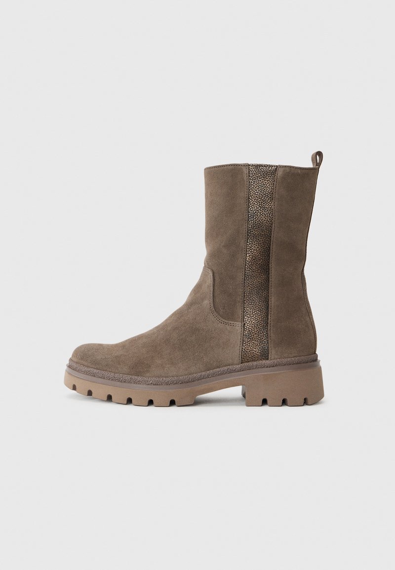 Botas de tobillo de ante marrón con un panel lateral texturizado, una suela de goma con tacos y una lengüeta en la parte posterior para facilitar su colocación.