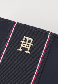 Tommy Hilfiger POPPY MED Pénztárca blue/kék