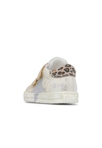 Sneakers con velcro caratterizzati da un mix di accenti beige, argento e stampa leopardata, materiali testurizzati e suola in gomma bianca.