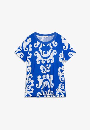 Modrý krátky rukávový top s bielym točitým vzorom, okrúhlym výstrihom a voľným strihom. Hladká látka so slabým leskom.