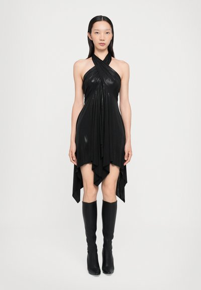 Vestido negro asimétrico con diseño de cuello halter, hecho de tejido brillante. Presenta drapeado en la parte frontal y un dobladillo fluido.