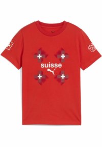 Punane puuvillane t-särk, millel on grafiti design Šveitsi ristidega ja sõna "suisse" valgest värvist. Logo varrukal sisaldab Šveitsi sümbolit.
