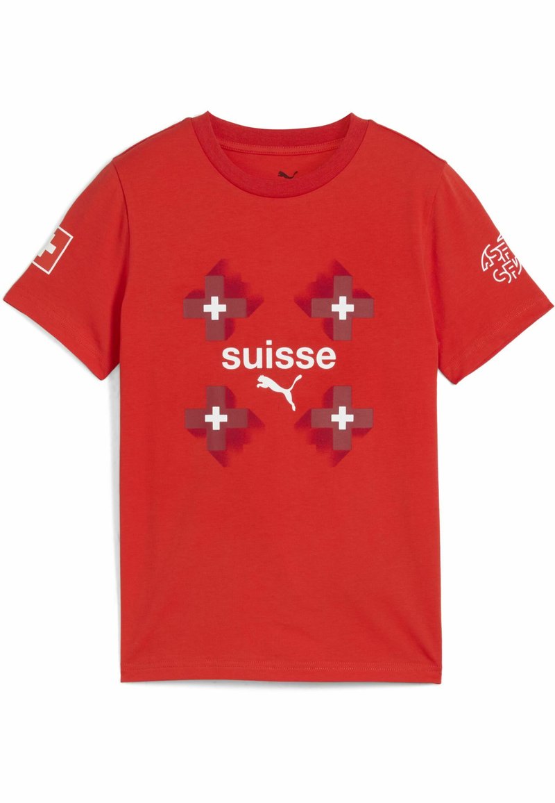 T-shirt en coton rouge avec un design graphique comprenant des croix suisses et le mot "suisse" écrit en blanc. Le logo sur la manche inclut l'emblème suisse.