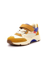 Tan en crème sneaker met blauwe accenten. Beschikt over een suède neuskap, stoffen bovenwerk, klittenbandsluiting en een gestructureerde rubberen zool. Mer branding aan de zijkant.