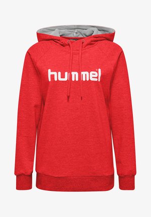 Czerwony sweatshirt z kapturem, wykonany z miękkiego materiału. Posiada biały napis "hummel" na wysokości klatki piersiowej oraz teksturowane szare podszycie w kapturze.